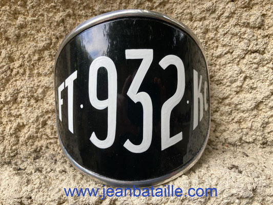 plaque de moto en lettres peintes 