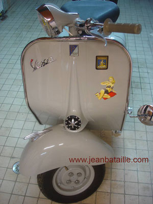 pin up en peinture laque sur VESPA