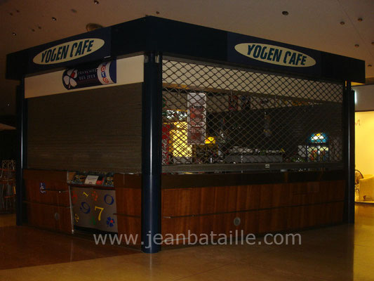 Peinture et lettres adhésives sur pvc
