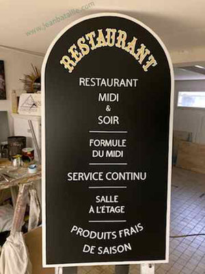 Menu de restaurant en contreplaqué peint avec lettres peintes