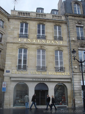 Lettres 3D en feuille d'or sur façade