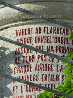 Peinture de lettres gravées sur haut de la tourelle en pierre