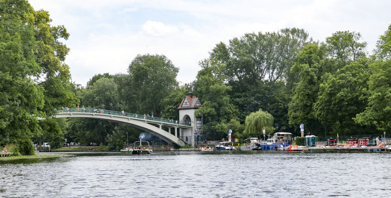 Die Insel der Jugend mit der charakteristischen Brücke.