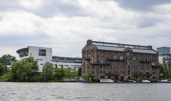 Alte Speicher neben modernen Atelierwohnungen in Alt-Stralau.