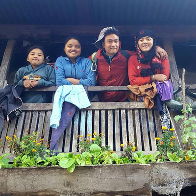 Plaisir de rencontrer la famille de notre guide dans une maison traditionnelle 