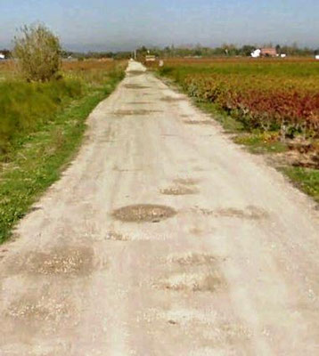 Chemin de liaison lorsqu'il était en bon état, lors de notre passage, les nids de poule se touchaient