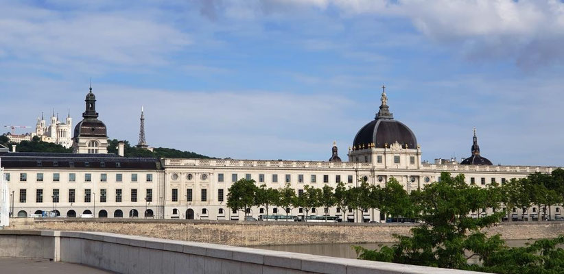  L'hôpital Hôtel Dieu sur les berges du Rhône à Lyon