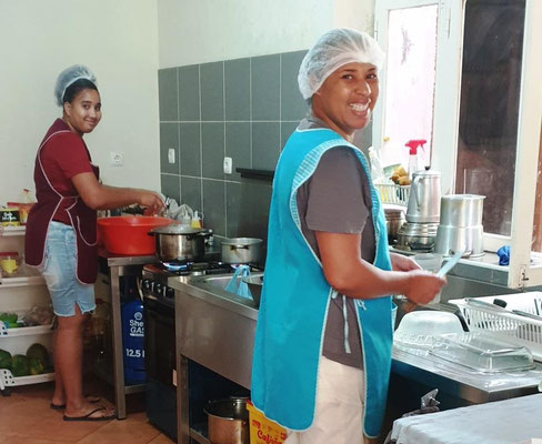 Nos aimables hotesses préparant le petit déjeuner