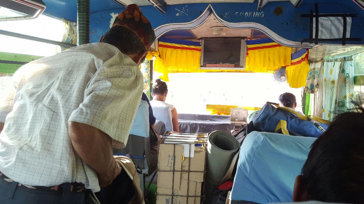 Bus 4x4 qui nous a bien secoué  (pas plus que les chèvres sur le toit)