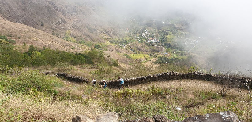 Le sentier de la descente est correct mais bien pentu. On repasse sous les nuages