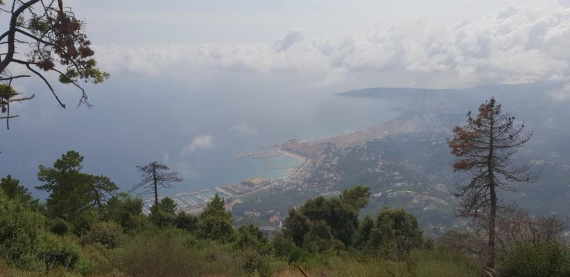 En sortant des nuages, enfin on aperçoit Menton