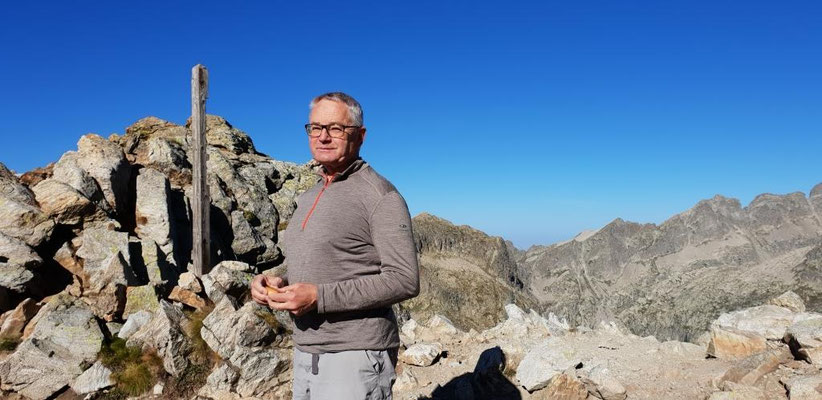 Baisse du Basto, en arrière plan la crête formant la frontière avec l'Italie