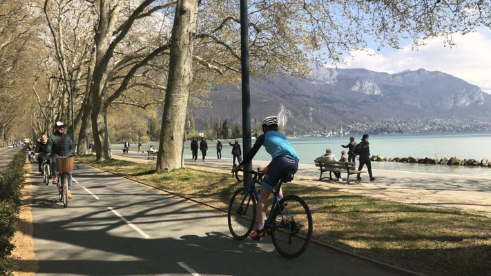 Piste cyclable au bord du lac d'Annecy