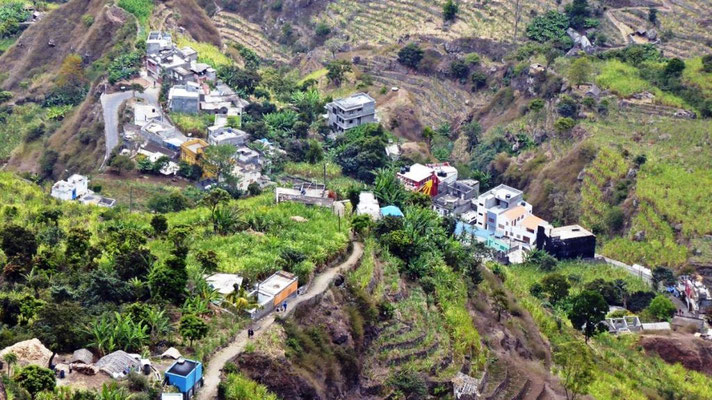 Village traversée en descendant la vallée de Paul