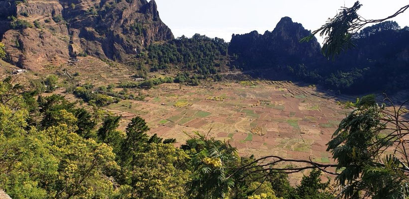 Vue plongeante sur la caldeira du volcan
