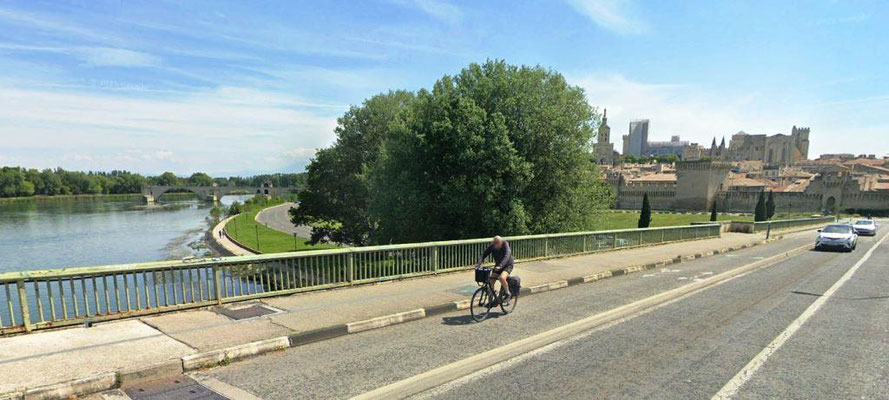 Passage du Rhône à Avignon, vue sur le "Pont d'Avignon" et le Palais des Papes.