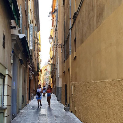 Le vieux Nice n'a pas changer, on retrouvera notre gouteur d'huile et son civet de lapin