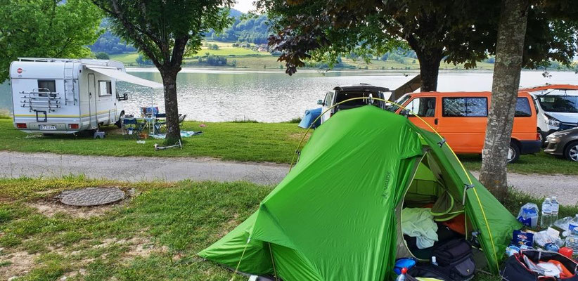 Camping du Lit du Roi au bord d'une poche du Rhône