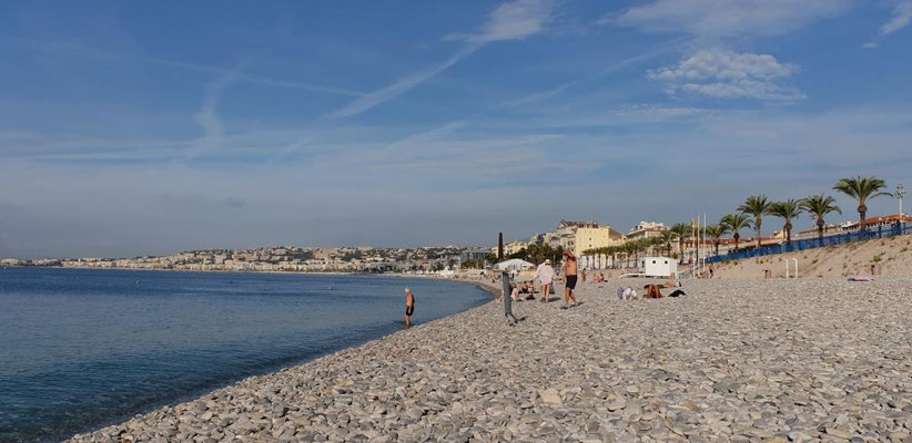 Dernier regard sur les galets de Nice avant de reprendre l'avion