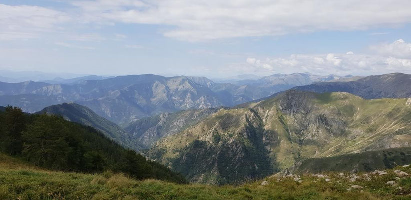 La montagne devient plus douce en descendant vers Sospel