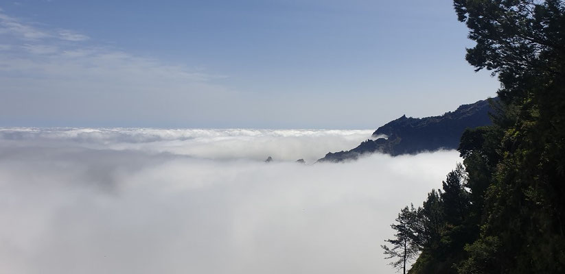 On arrive au col au dessus du plafond des nuages.