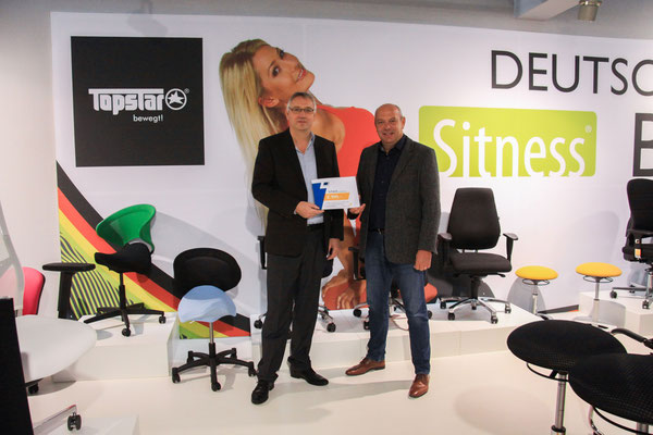 Auch 2019 zeigte Firma SABA ein "Herz für Kinder": Thomas Peilet (Vertriebsingenieur SABA, links) überreichte Rudolf Beckert (Betriebsleiter TOPSTAR GmbH) einen Scheck in Höhe von 999 Euro.