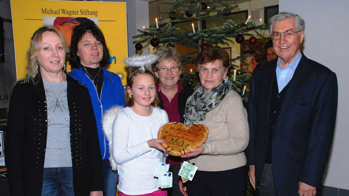 Selbstgemachtes für die Stiftung "Kinderlachen". Verkaufsstand auf dem Mickhauser Weihnachtsmarkt