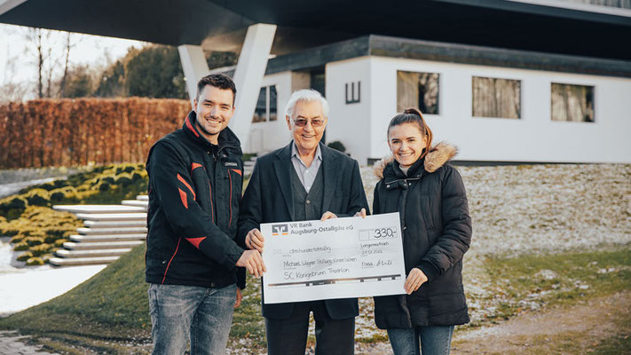 Ski-Club Königsbrunn e.V. Triathlon, Manuel Bernhard und Vanessa Stehle übergeben Spende des Silvester-Spendenlaufes 