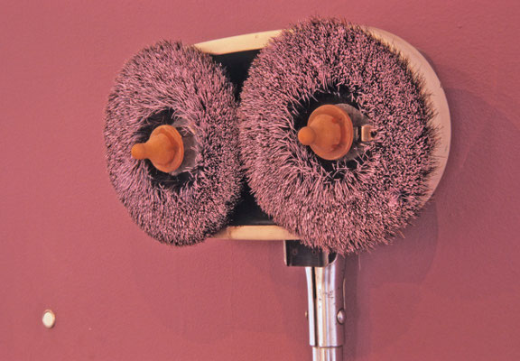 Multifunctional, 2005. Intervened electric floor scrubber with rubber nipples