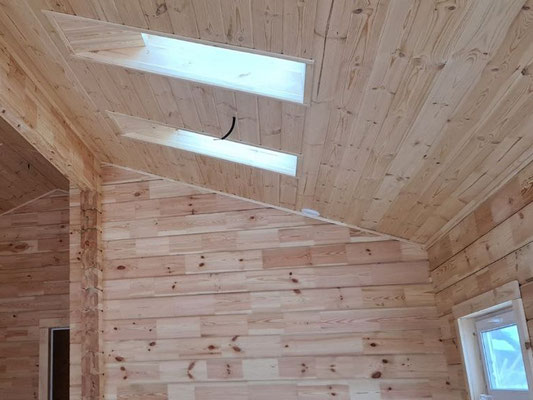 Modéle Chocho 46 .   Surface : 204  m² .  3 chambres.  KIT murs en bois massif isolés conforme au RE 2020. Prix : 149 000 euros TTC pour 204 M2 . Avec livraison ,murs extérieur + isolation + finition lambris intérieur , murs intérieur ,plancher étage, men