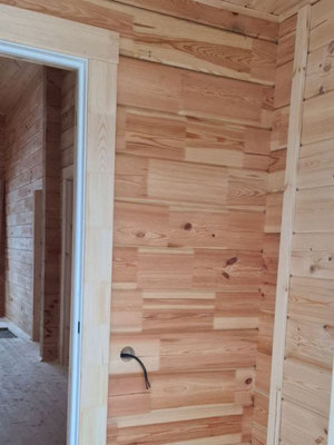Modéle Chocho 46 .   Surface : 204  m² .  3 chambres.  KIT murs en bois massif isolés conforme au RE 2020. Prix : 149 000 euros TTC pour 204 M2 . Avec livraison ,murs extérieur + isolation + finition lambris intérieur , murs intérieur ,plancher étage, men
