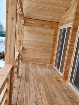Modéle Chocho 46 .   Surface : 204  m² .  3 chambres.  KIT murs en bois massif isolés conforme au RE 2020. Prix : 149 000 euros TTC pour 204 M2 . Avec livraison ,murs extérieur + isolation + finition lambris intérieur , murs intérieur ,plancher étage, men
