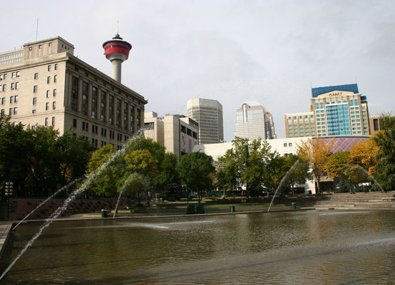 Olympic Plaza mit Sicht auf Tower Centre