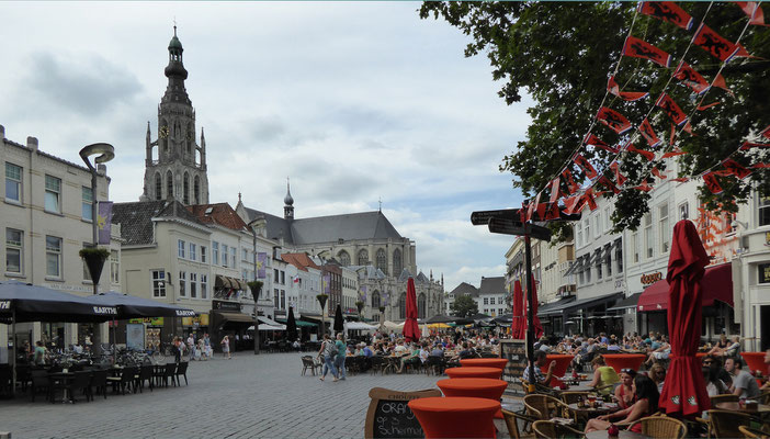 Breda im Fussball WM Fieber. Im Hintergrund die Grosse Kirche.