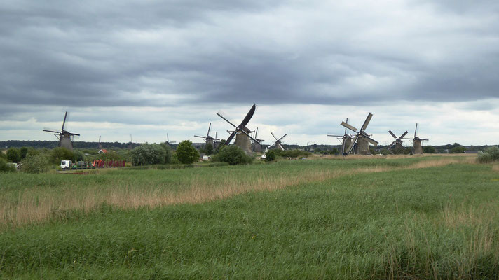 Kinderdijk (Nirgendwo auf der Welt findet sich eine so charakteristische Mühlenlandschaft wie in Kinderdijk. In unmittelbarer Nähe voneinander stehen 19 Wasserwindmühlen) Diese wurden alle im 18. Jahrhundert erbaut.