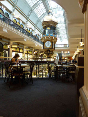 Queen Victoria Building (Die Royal Clock von Neil Glasser entworfen und von Thwaites & Reed aus Hastings, England, hergestellt)