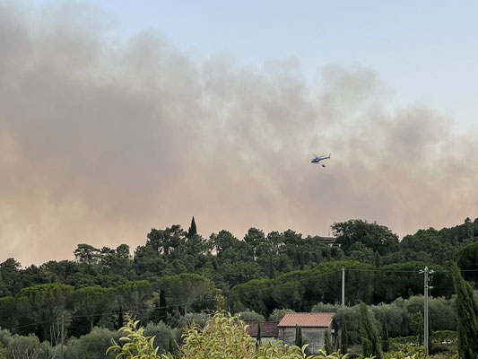 Schon sah man Helikopter und der Rauch wurde stärker