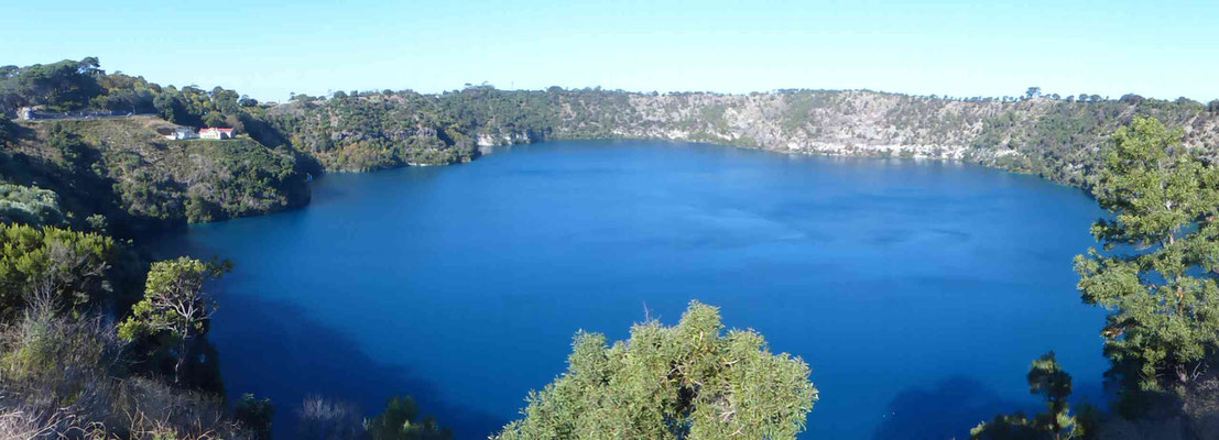 Der Blue Lake (Kratersee) nimmt im November seine kitschig blaue Farbe an. Im März soll er dann wieder grau werden.