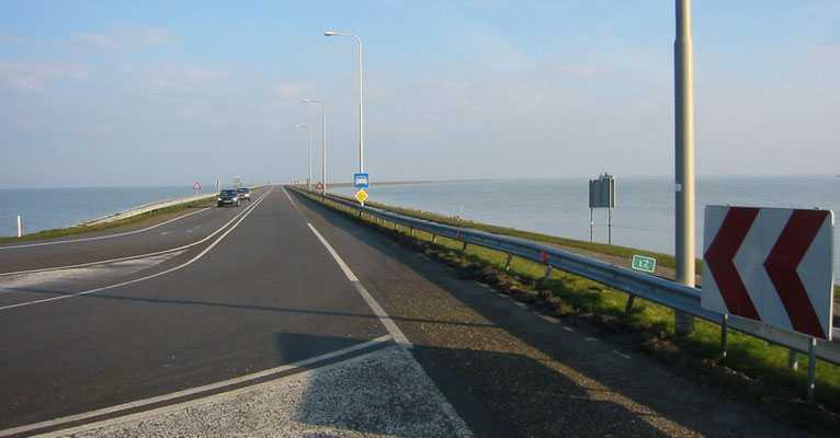 Houtribdijk Damm (Bildquelle "Internet") Der Houtribdijk verbindet Enkhuizen und Lelystad. Er wurde zwischen 1963 und 1976 errichtet und trennt das IJsselmeer vom Markermeer. Für die Schifffahrt gibt es drei Schleusen-Komplexe.