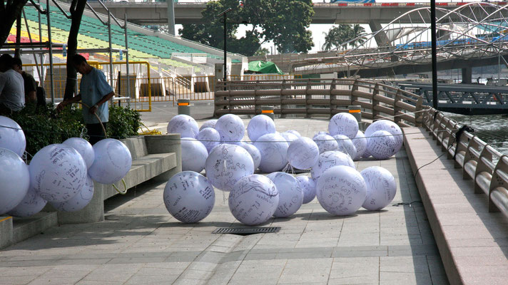 Diese Ballons werden mit Wünschen versehen und in der Marina Bay aufbewahrt bis nach Silvester. Damit sollen die Wünsche erfüllt werden.