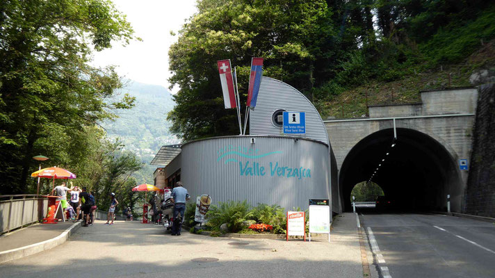 Beim Stausee im Valle Verzasca