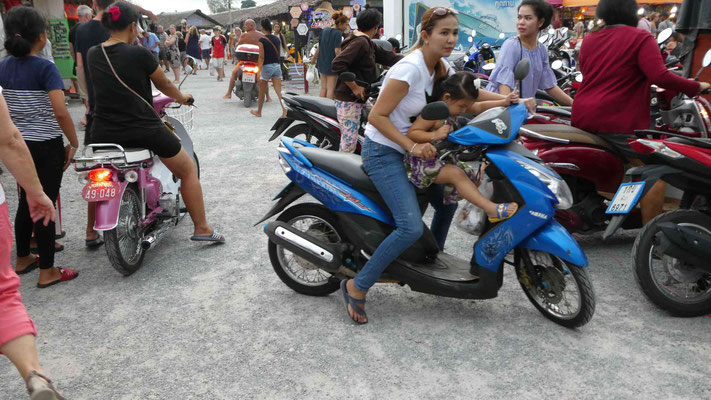 Weiterer Besuch des Markt in Khao Lak