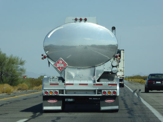 On the Road (Spiegelung im Tankfahrzeug)