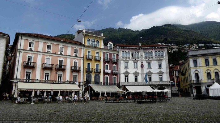 Piazza Grande mit Sicht auf den Cardada