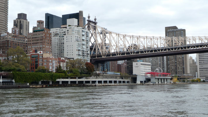Queensboro Bridge, Parallel dazu fährt die Roosevelt Tramway nach Roosevelt Island