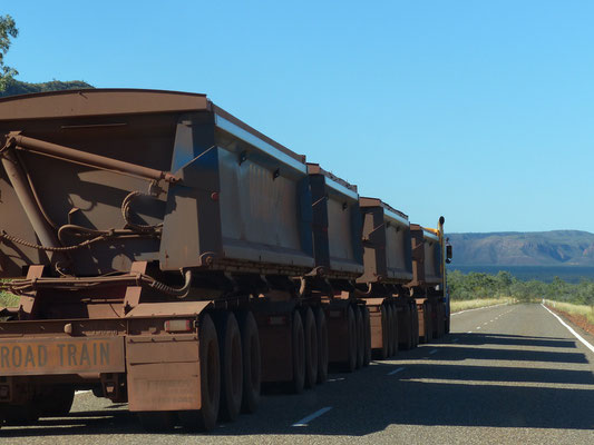 Überholmanöver eines Road Trains