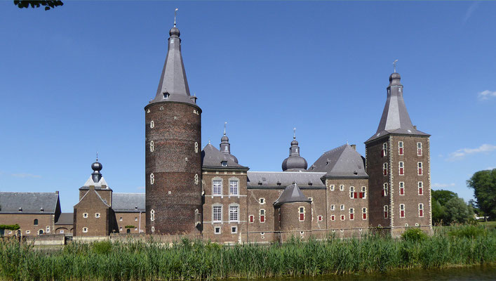 Das Schloss Hoensbroek war vom 14. bis in das 20 Jahrhundert im Besitz der Herren von Hoensbroek. Im Laufe dieser Zeit wurde es mehrmals umgebaut.