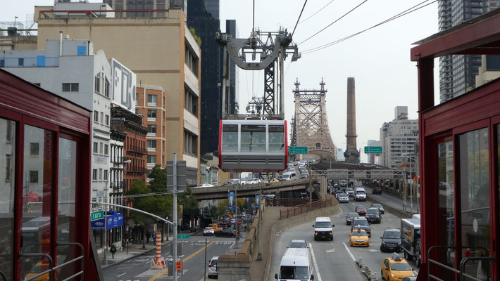 Die Gondelbahn fährt parallel zur Queensboro Bridge