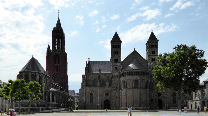 St. Janskerk links und St. Servaasbasilika rechts