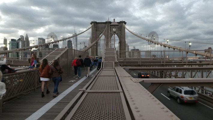 Zu Fuss über die Brooklyn Bridge